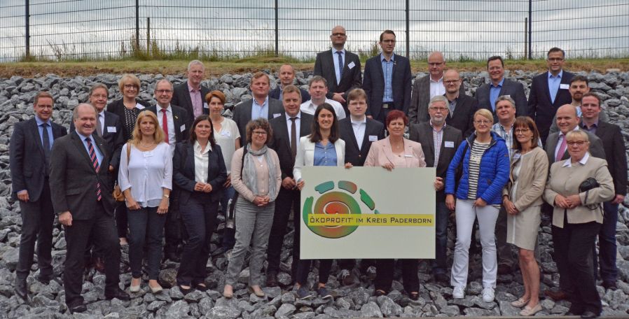 Auf diesem Bild sind alle Vertretung  der ausgezeichneten ÖKOPROFIT-Betriebe 2016 am Standort der Bäckerei Lange zu sehen.